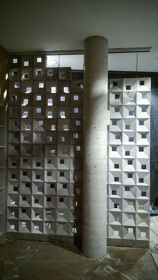 Bloczki 3D Block 1 z betonu architektonicznego - MILKE - TEKT Concrete - wnętrza salonu Carolina Toyota budowa