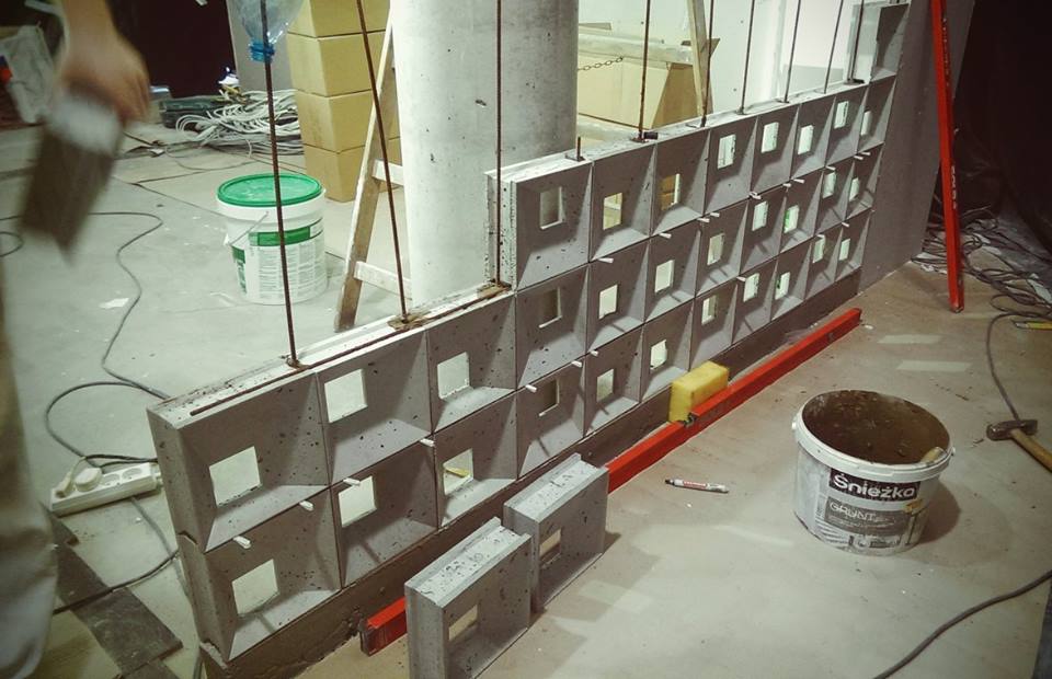 Bloczki 3D Block 1 z betonu architektonicznego - MILKE - TEKT Concrete - wnętrza salonu Carolina Toyota budowa