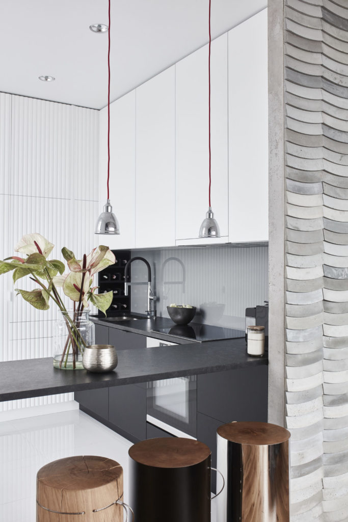 Kafle 3D WAVE z betonu architektonicznego na ścianie w kuchni - MILKE - TEKT Concrete - Gabinet Wnętrz
