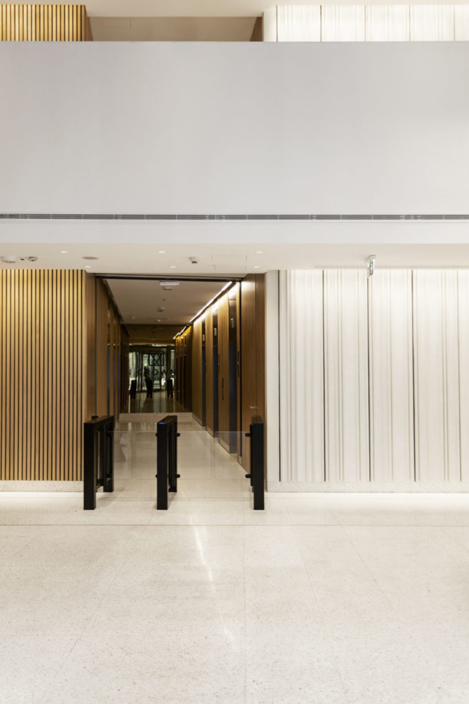 Płyty betonowe białe, ryflowane z betonu architektonicznego MILKE INWESTYCJE - hol biurowca Crown Square - lobby